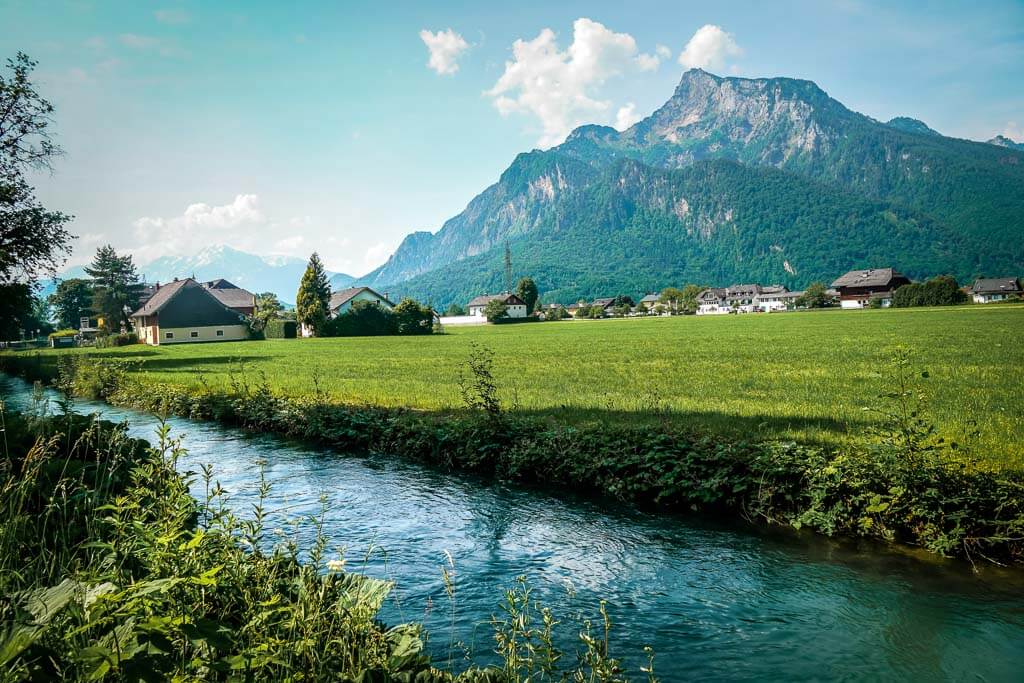 Salzburg Fahrradtour entlang des Almkanals mit Blick auf den Untersberg
