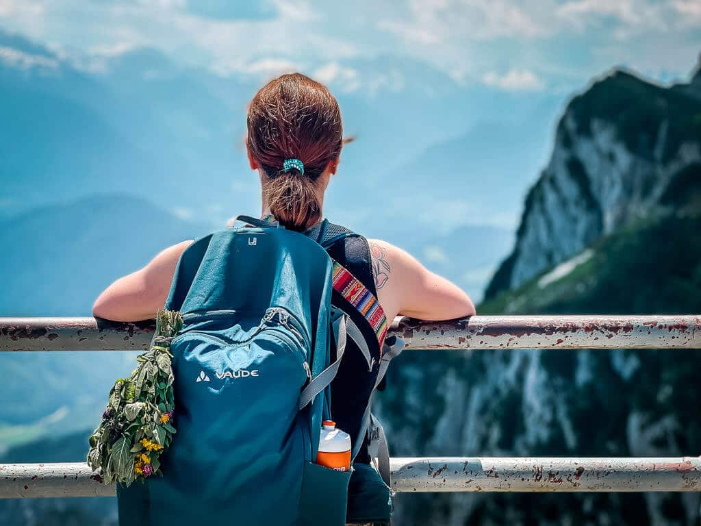 Salzburg wandern am Untersberg - Couchflucht geniesst die Aussicht vom Geiereck