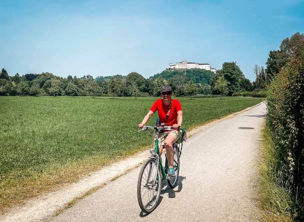 Salzburg Radtour zum Schloss Hellbrunn mit Blick auf die Festung Hohensalzburg