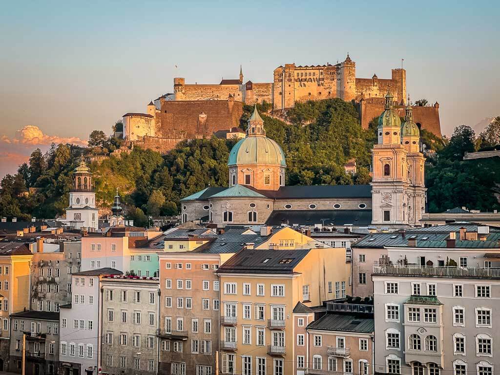 Ausblick von der Steinterrasse des Hotels Stein auf die Festung Hohensalzburg und die Altstadt