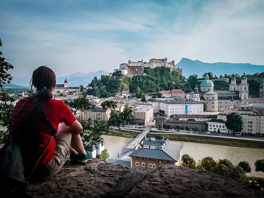 Salzburg Wandern auf dem Kapuzinerberg - Couchflucht genie&szlig;t Aussicht auf Festung Hohensalzburg