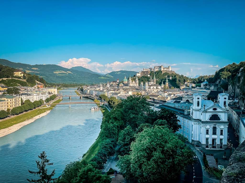Salzburg wandern zur Humboldt Terrasse mit Ausblick auf die Salzach und Altstadt