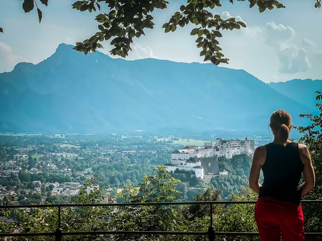Ausblick vom Kapuzinerberg in Salzburg auf den Untersberg und die Festung Hohensalzburg
