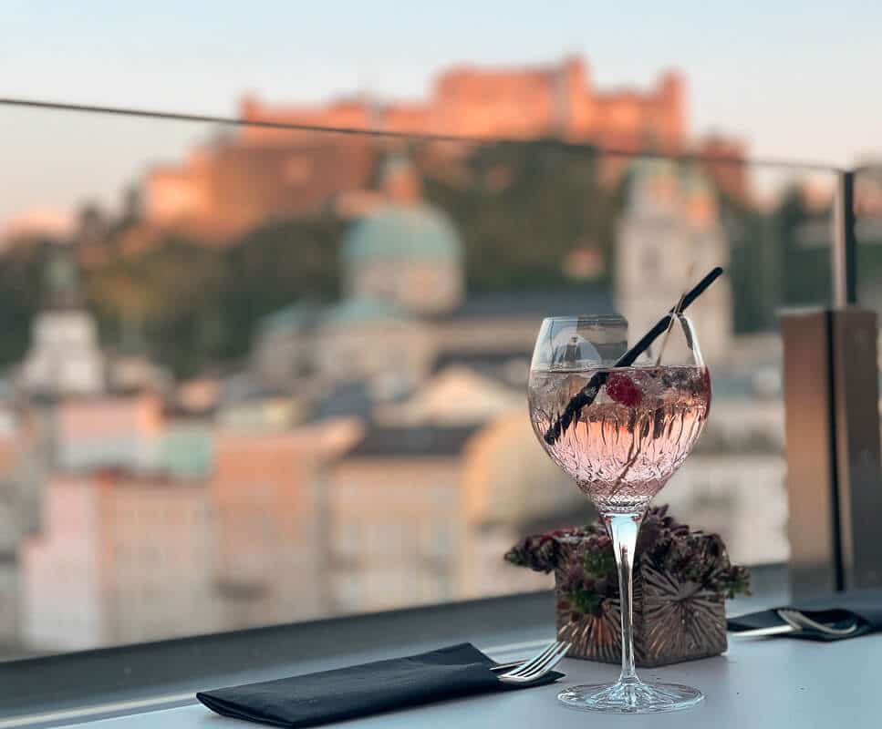 Salzburg Hotel Stein- Dachterrasse Steinterrasse mit Cocktail und Festungsblick