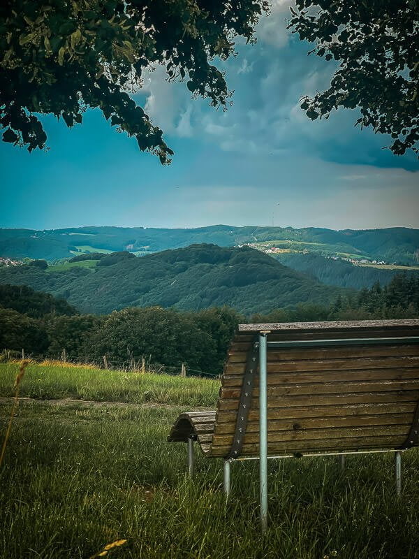 Aussichtsbank auf dem Wanderweg W&auml;ller Tour B&auml;renkopp im Westerwald