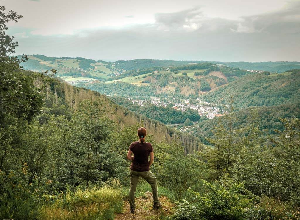 Couchflucht Sabrina Bechtold genie&szlig;t die Aussicht vom B&auml;renkopp im Westerwald