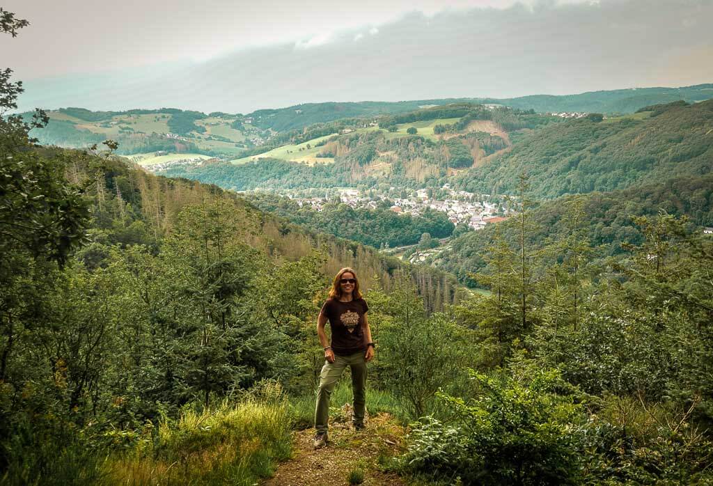 Couchflucht Sabrina Bechtold auf dem Gipfel des B&auml;renkopps im Westerwald