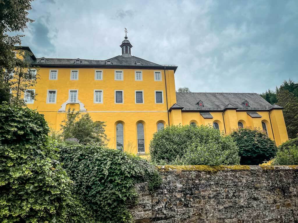 Wandern im Westerwald auf dem Westerwaldsteig am Kloster Marienthal