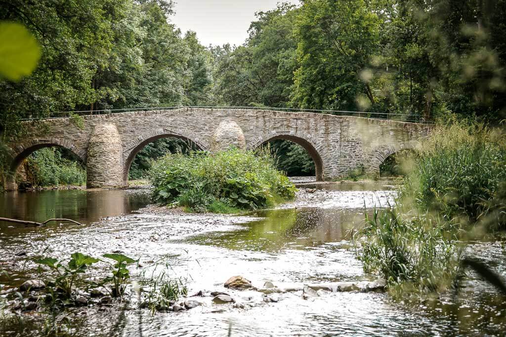Alte Steinbr&uuml;cke &uuml;ber die Nister am Kloster Marienstatt