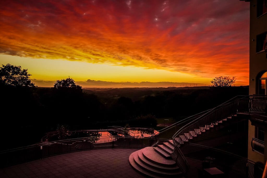 Sonnenuntergang von der Terrasse des Parkhotels Hachenburg im Westerwald