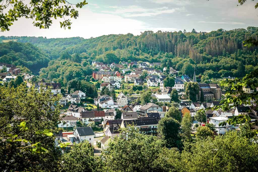 Wandern im Westerwald mit Ausblick auf Waldbreitbach auf der W&auml;ller Tour B&auml;renkopp