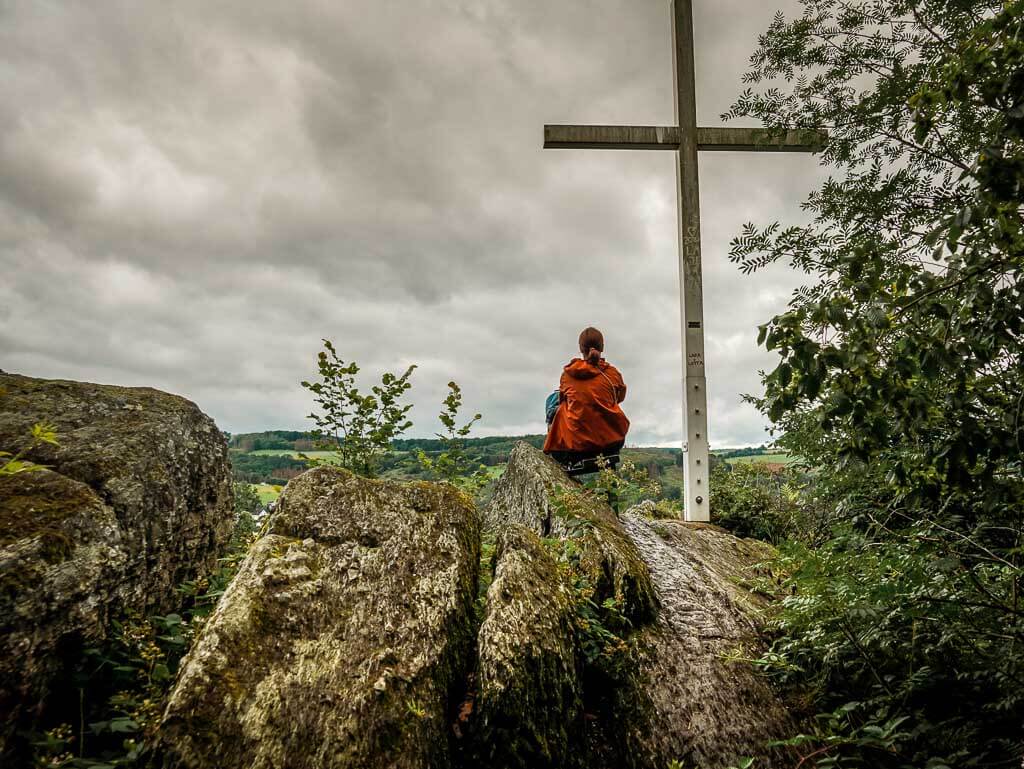 Couchflucht Sabrina Bechtold genie&szlig;t die Aussicht an der Hohen Ley auf dem Westerwaldsteig