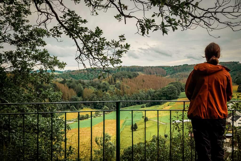 Wandern im Westerwald auf dem Westerwaldsteig am Aussichtspunkt Spitze Ley