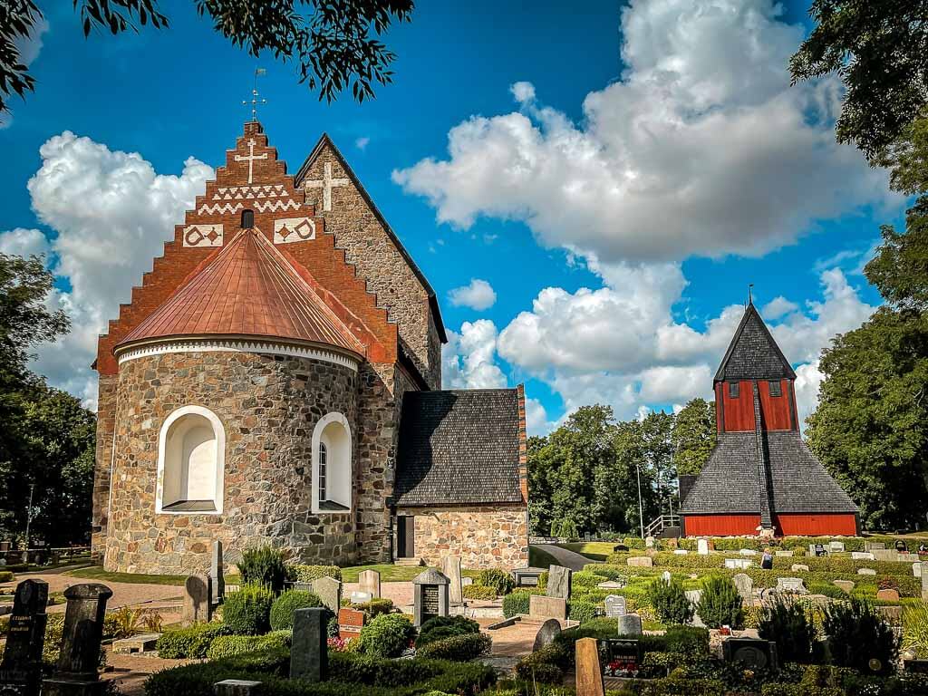 Kirche und Glockenturm in Gamla Uppsala