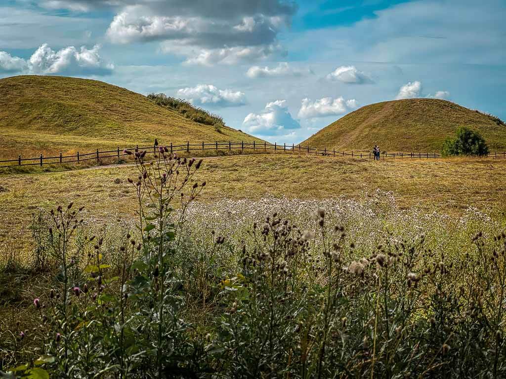 Gamla Uppsala mit den mystischen K&ouml;nigsh&uuml;geln und Wikingergr&auml;ben