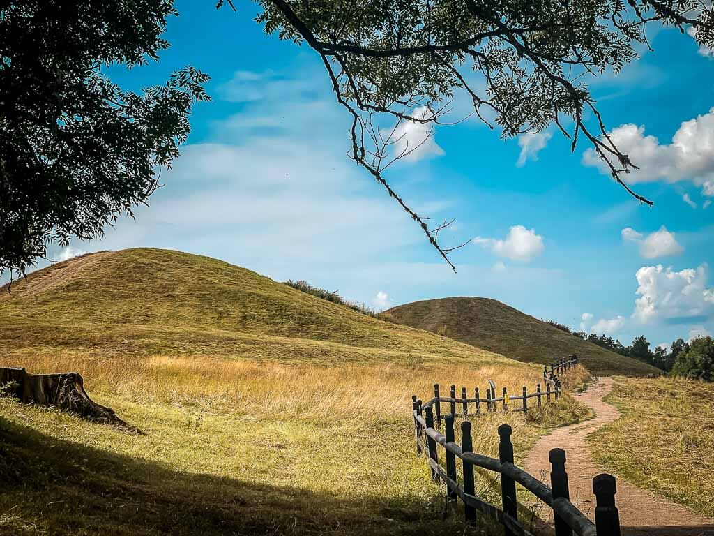 Gamla Uppsala mit den alten H&uuml;gelgr&auml;bern