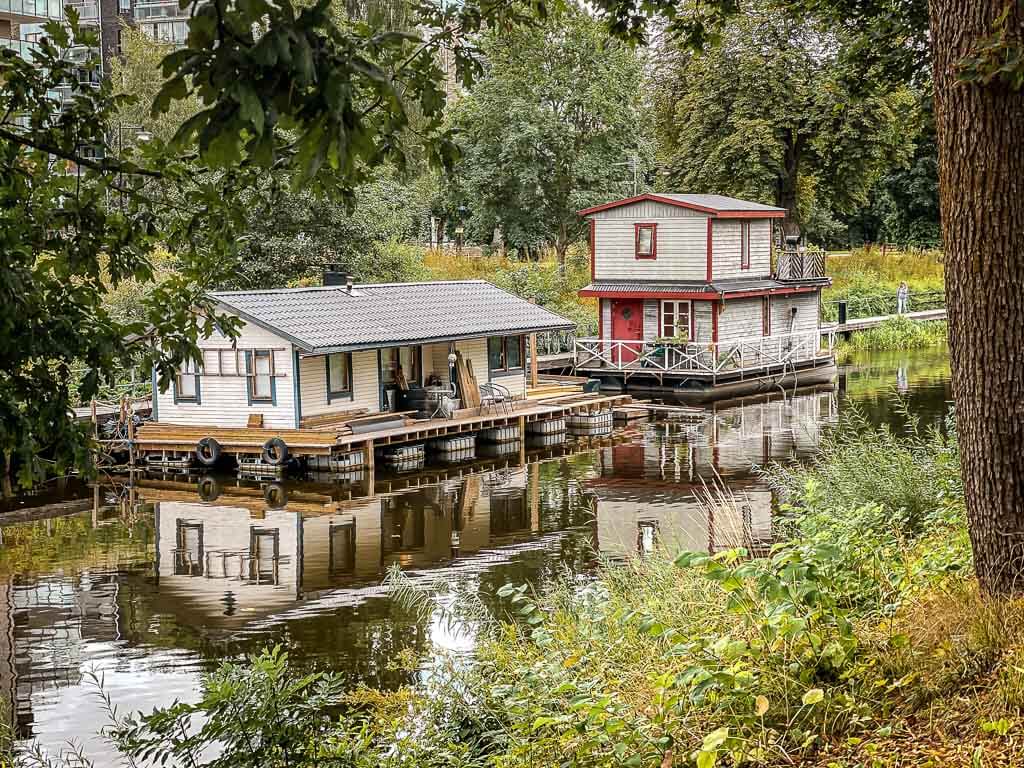Hausboote auf dem Fyrisan Fluss in Uppsala