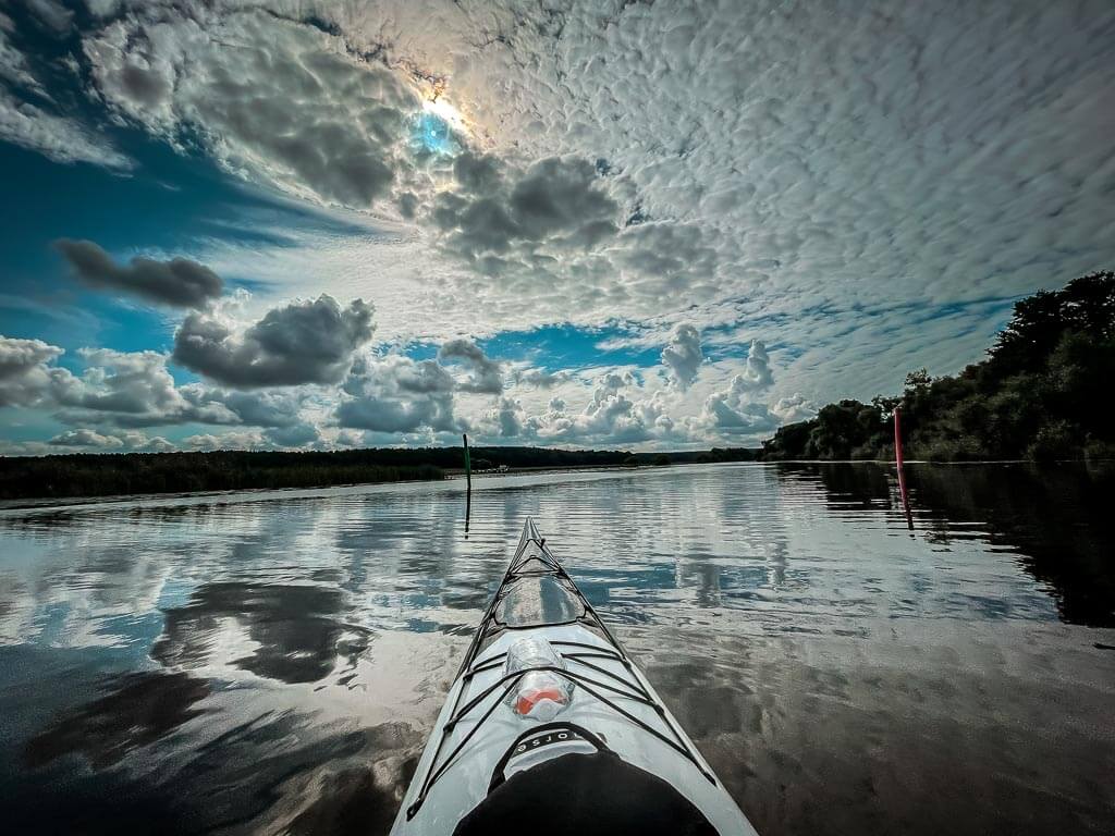 Kajak Tour in Uppsala auf dem Fluss Fyrisan mit Wolkenstimmung