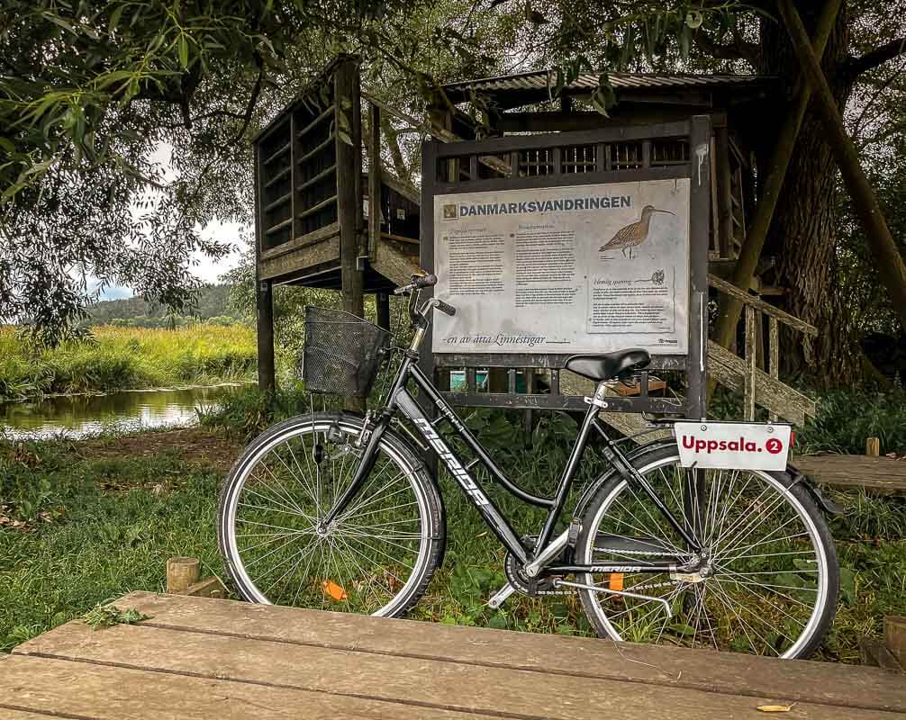 Fahrrad vor dem Vogelbeobachtungsturm auf dem Danmarksvandringen in Uppsala