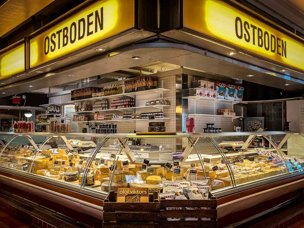 K&auml;setheke in der Saluhallen Markthalle von Uppsala