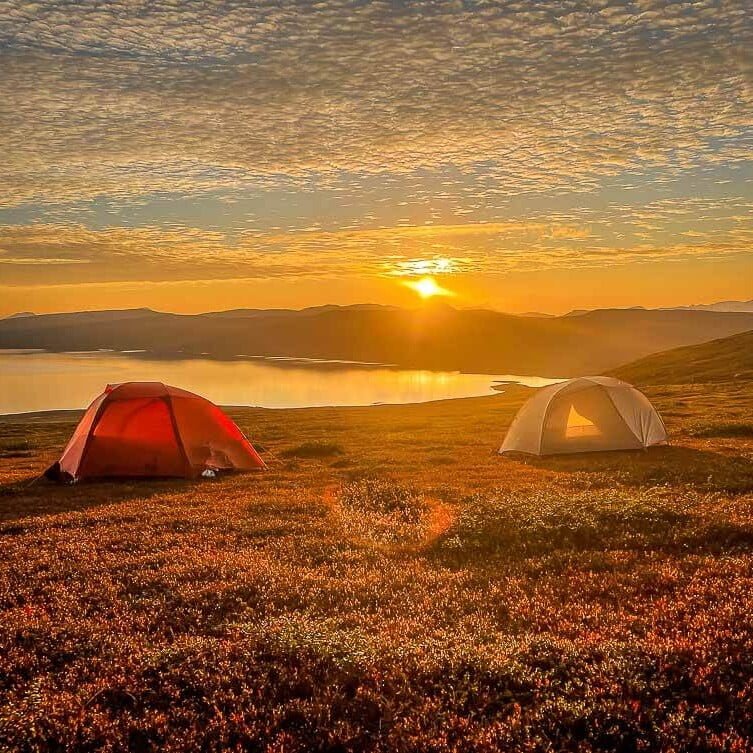 Zwei Zelte von Big Agnes Copper Spur beim Sonnenuntergang auf dem Padjelantaleden