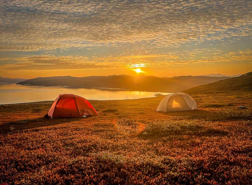Zwei Zelte von Big Agnes Copper Spur beim Sonnenuntergang auf dem Padjelantaleden