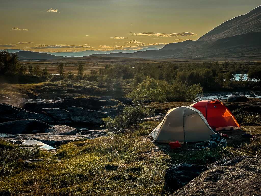 Zwei Zelte von Big Agnes Copper Spur beim Trekking auf dem Kungsleden