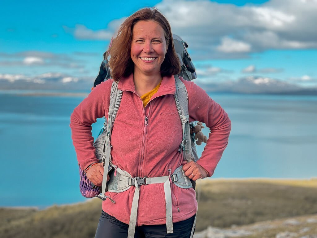 Couchflucht Sabrina Bechtold mit Vaude Fleecejacke beim Trekking mit Zelt auf dem Padjelantaleden
