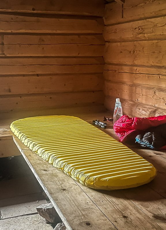Isomatte Therm-a-Rest Neo Air X Lite in schwedischer Hütte