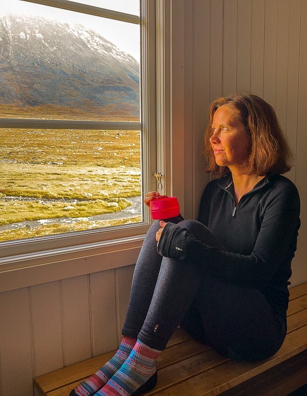 Couchflucht Sabrina Bechtold mit Smartwool Merinokleidung in der Sälka Hütte auf dem Kungsleden