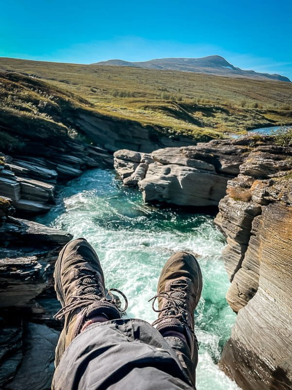 Couchflucht macht Pause auf einer Hängebrücke mit Merrell Moab Speed Wanderschuhen