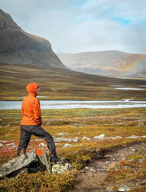 Couchflucht Sabrina Bechtold mit Regenhose beim Trekking auf dem Kungsleden