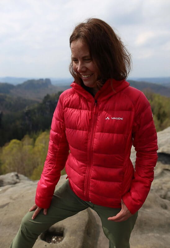 Couchflucht mit pinker Daunenjacke von Vaude beim Wandern