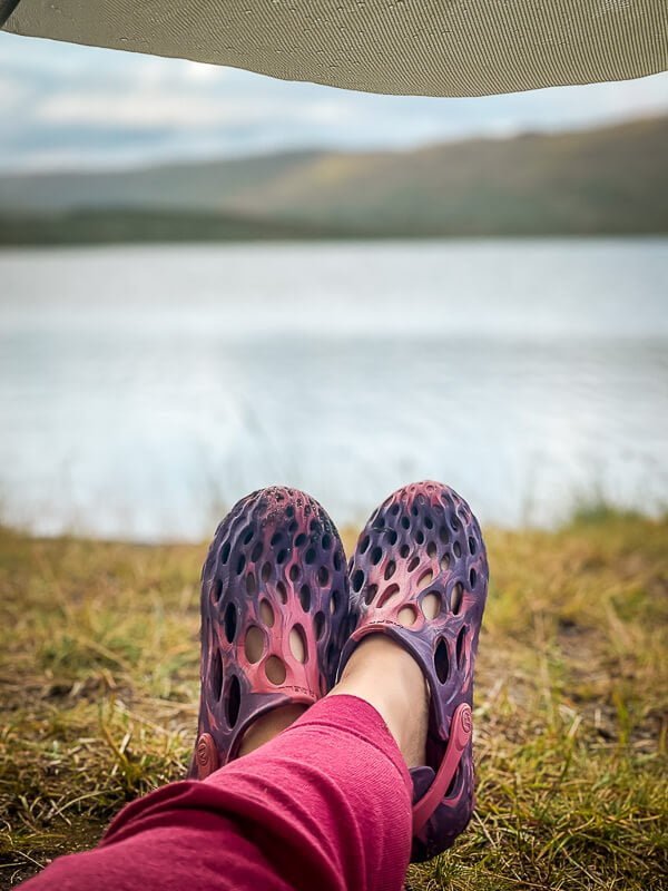 Couchflucht mit Merrell Hydro Moc Schuhen beim Trekking mit Zelt