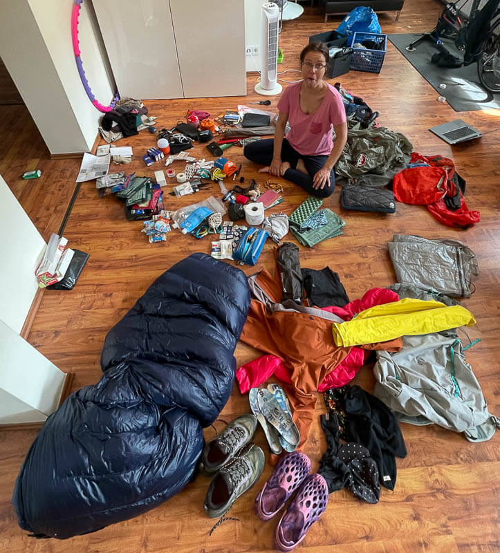 Couchflucht Sabrina Bechtold im Packchaos vor dem Trekking in Lappland