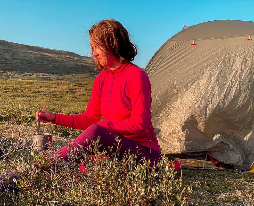 Couchflucht Sabrina Bechtold beim Trekking mit Zelt in Devold of Norway Merinokleidung