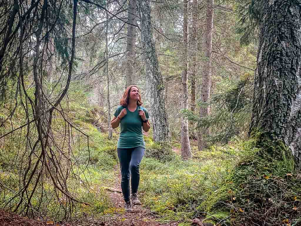 Couchflucht Sabrina Bechtold in Smartwool Merinokleidung beim Wandern in Schweden