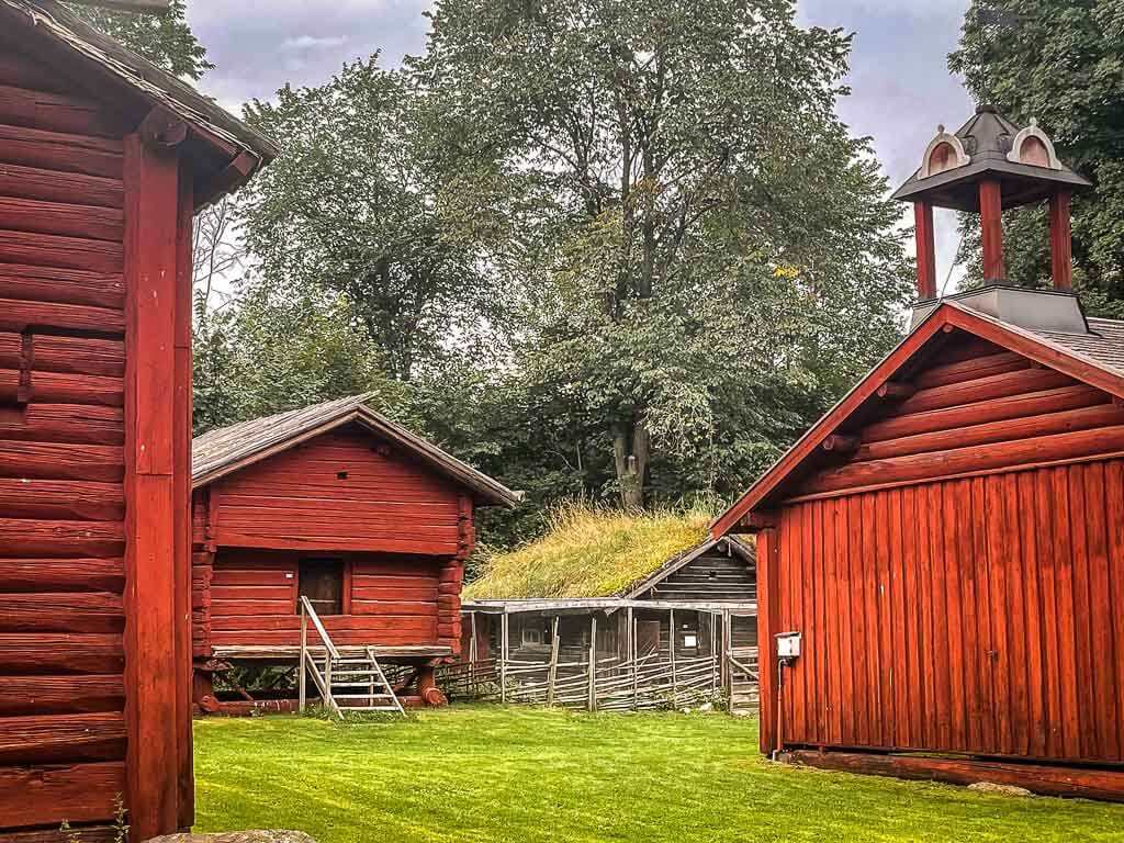 Rote Holzh&auml;user im Freilichtmuseum Gammelgarden in Borl&auml;nge