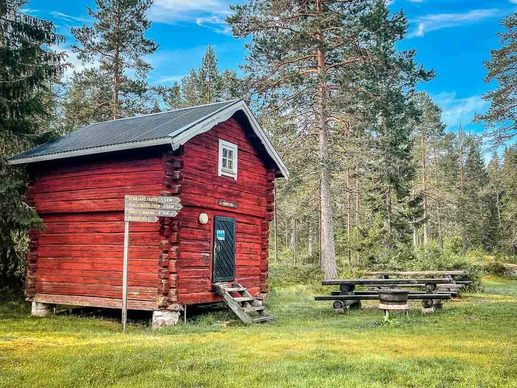 Rote Schutzh&uuml;tte im Gyllbergen Naturreservat bei Borl&auml;nge in Dalarna