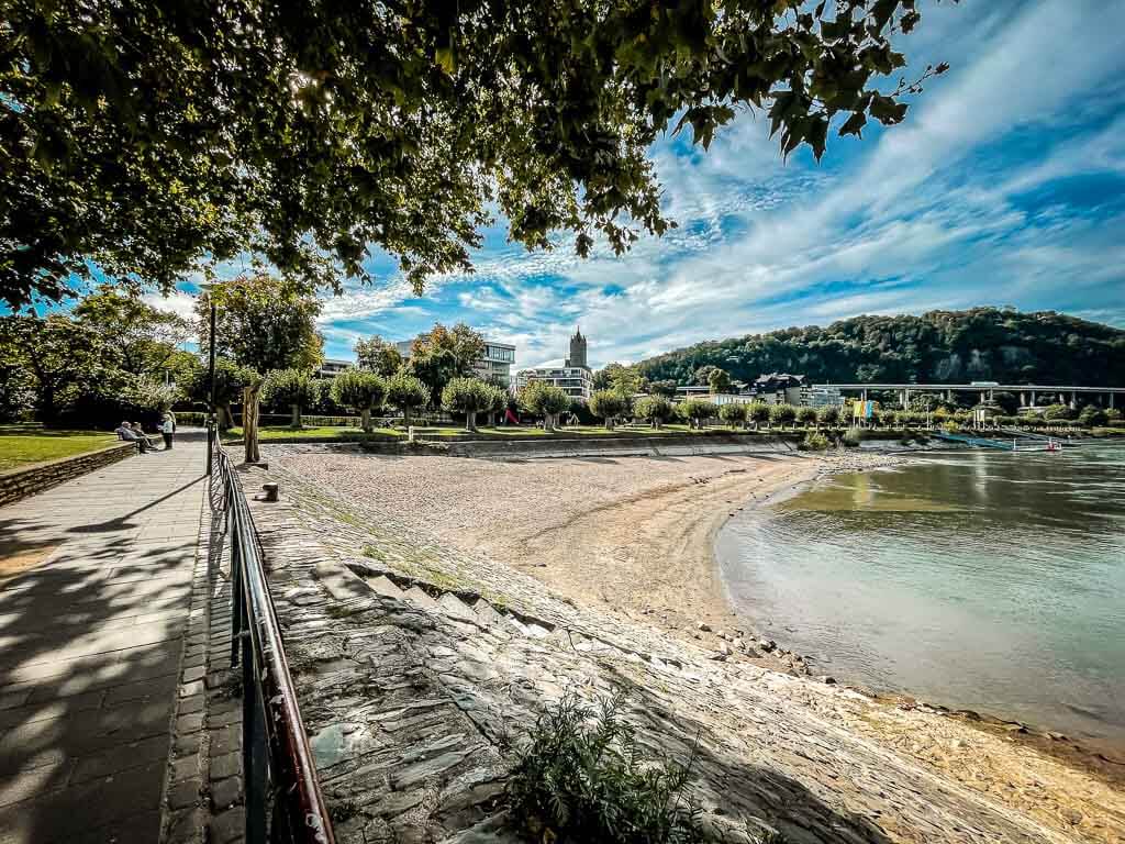 Strandabschnitt in Andernach an den Rheinanlagen