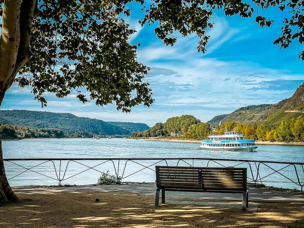 An den Rheinanlagen in Andernach l&auml;sst es sich gut flanieren und das Geysir Schiff beobachten.
