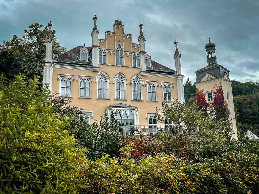 Schloss Sayn im Mittelrheintal mit Schlosspark