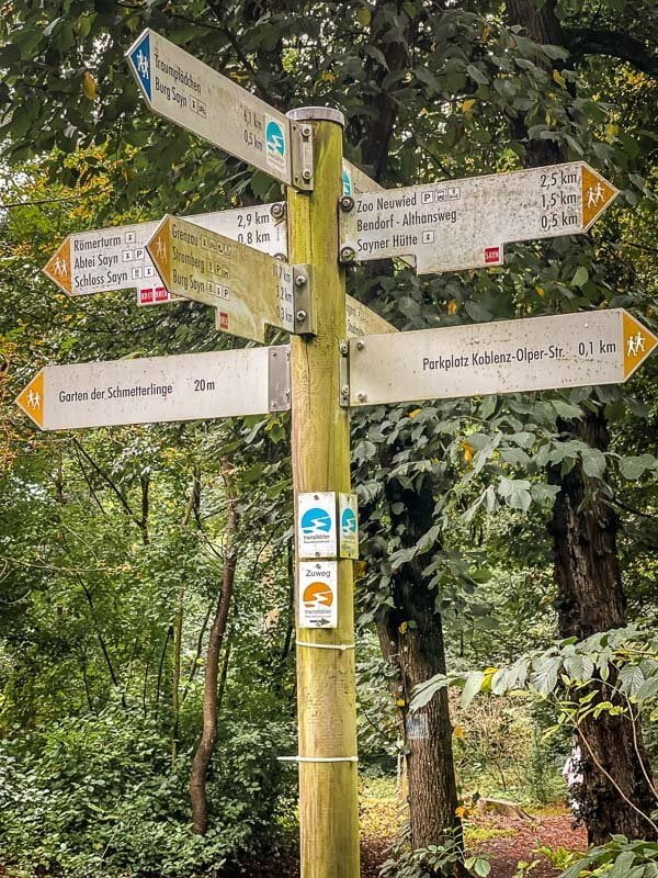 Wanderschilder am Romantischen Rhein bei Schloss Sayn