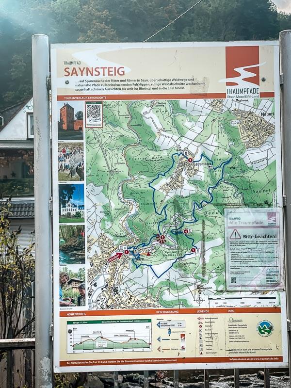 Schild zum Traumpfad Saynsteig am Schloss Sayn am Romantischen Rhein