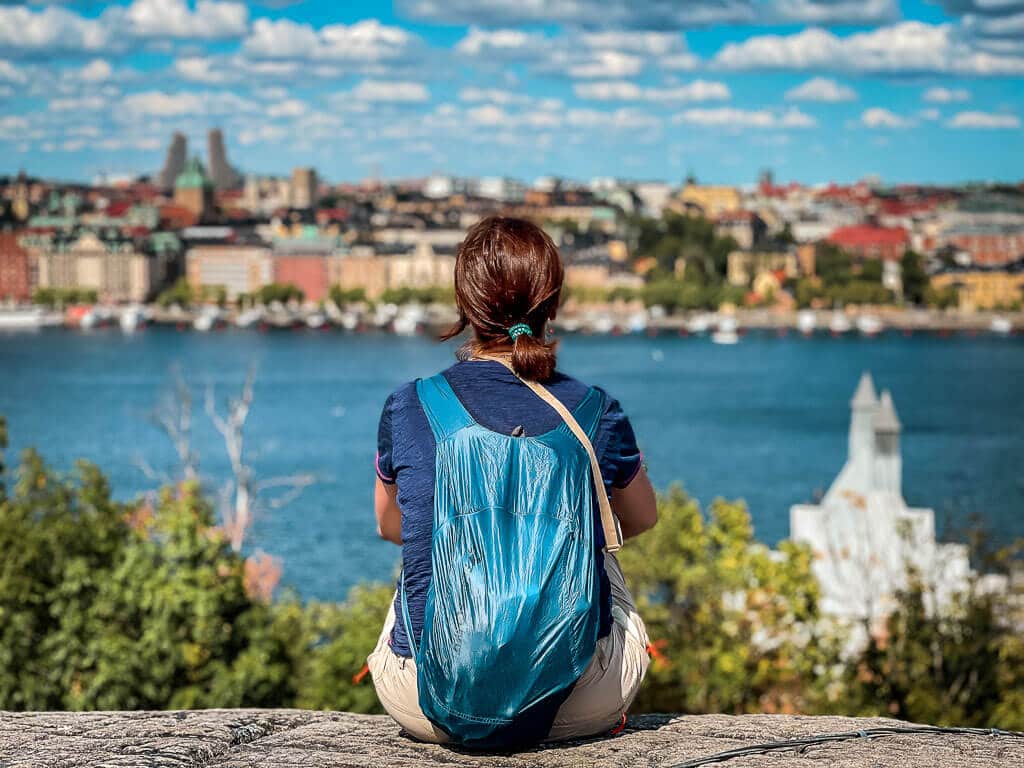 Stockholm Kurztrip Couchflucht genießt die Aussicht