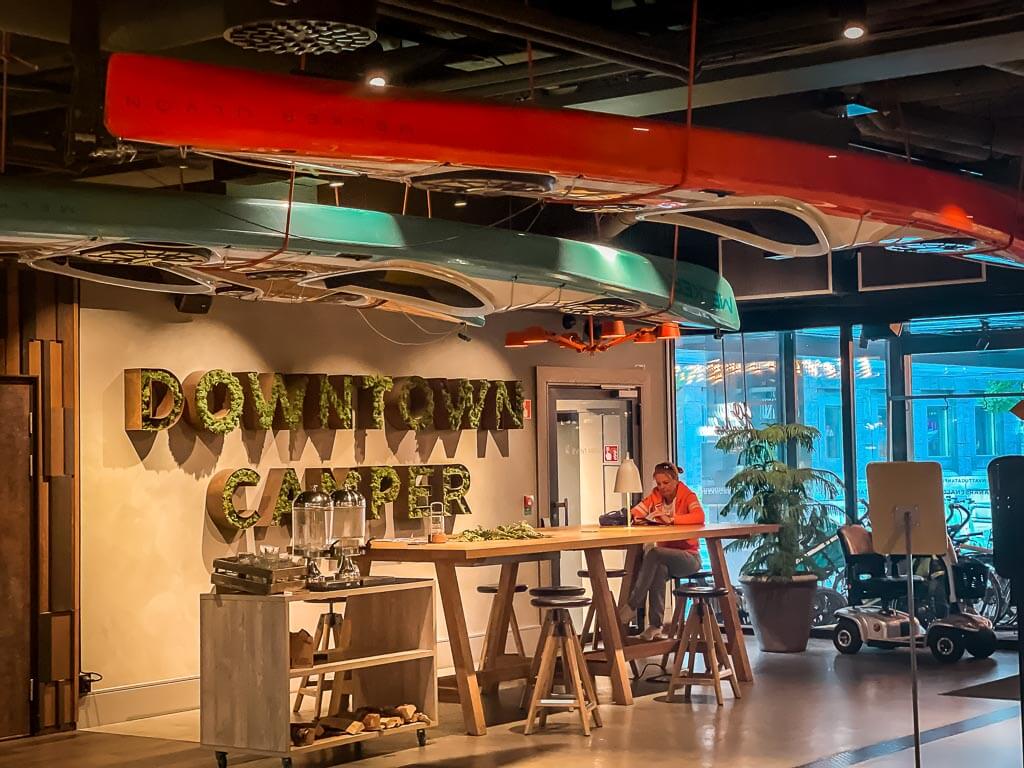 Lobby im Downtown Camper Hotel Stockholm mit Kajaks