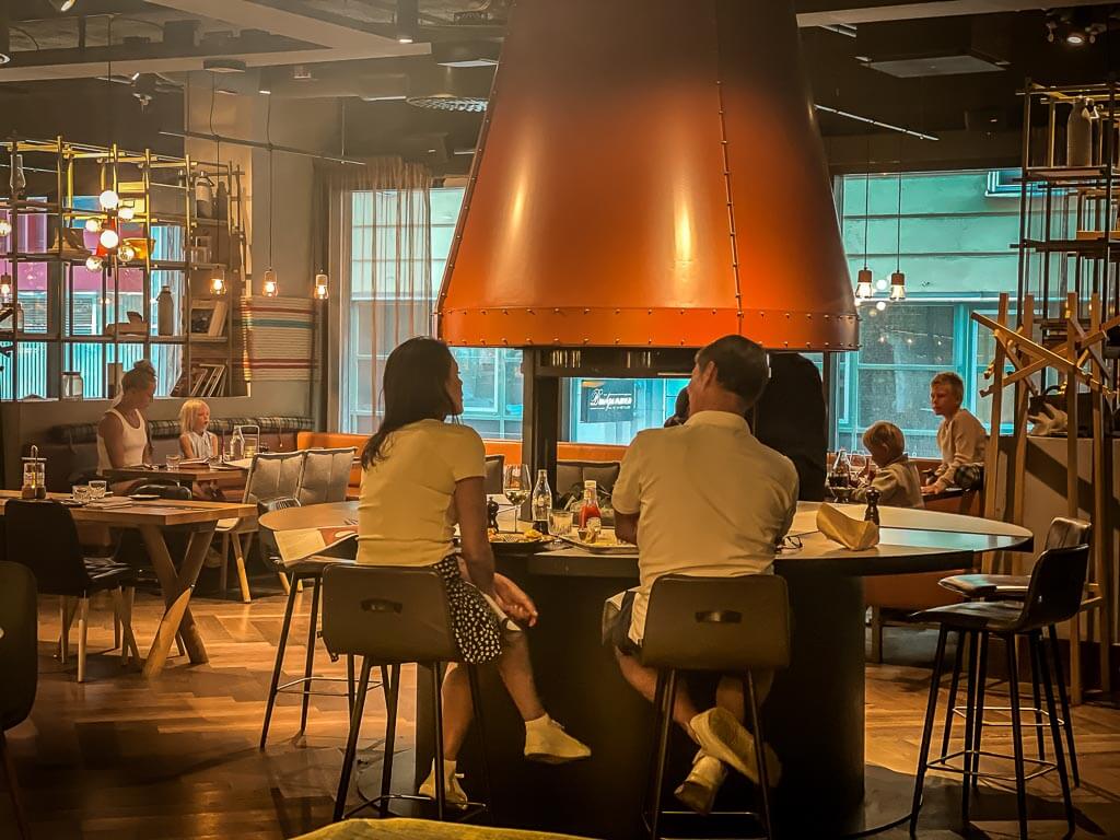 Grillrestaurant im Downtown Camper Hotel in Stockholm