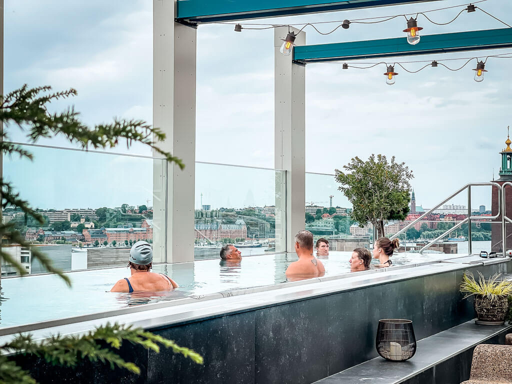 Downtown Camper Stockholm Au&szlig;enpool im Wellnessbereich
