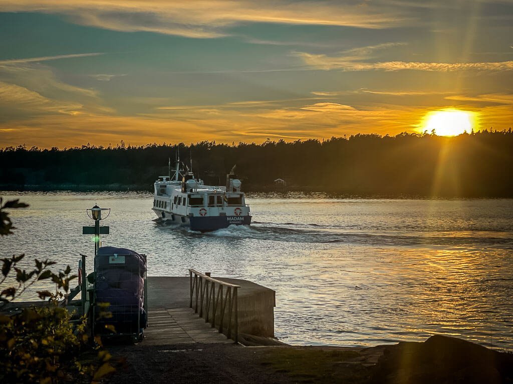 F&auml;hre im Sonnenuntergang an der Insel Id&ouml;borg im Stockholmer Sch&auml;rengarten