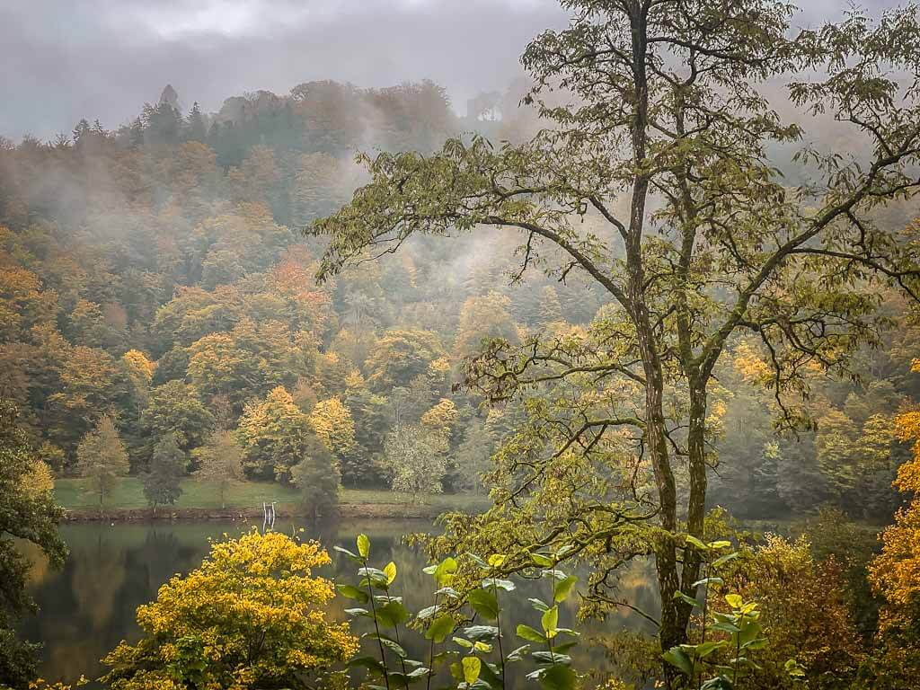 Neblige Stimmung am Gem&uuml;ndener Maar bei Daun in der Vulkaneifel